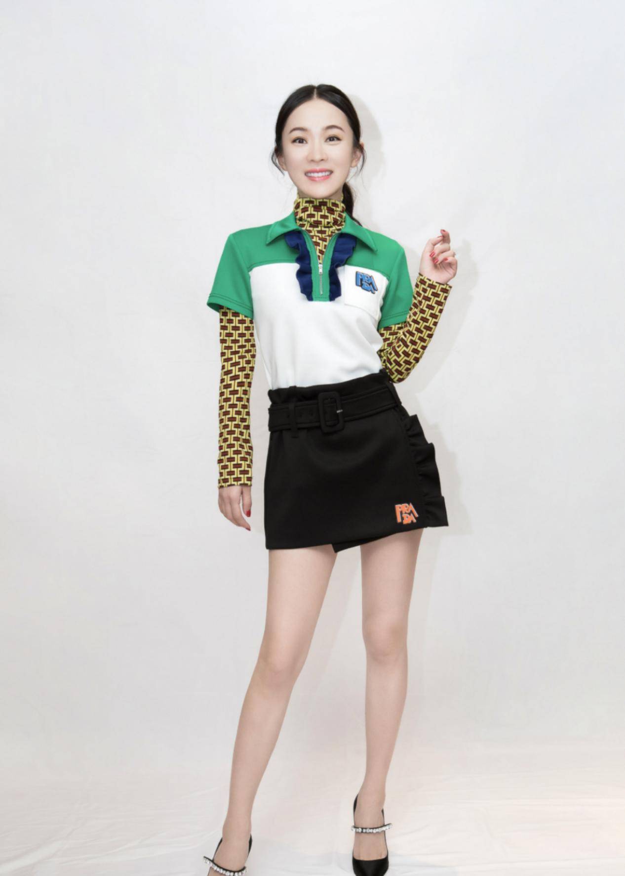 霍思燕穿衣真大胆,衣扣不全系衣角也只塞一半,难怪杜江管这么严_衬衫