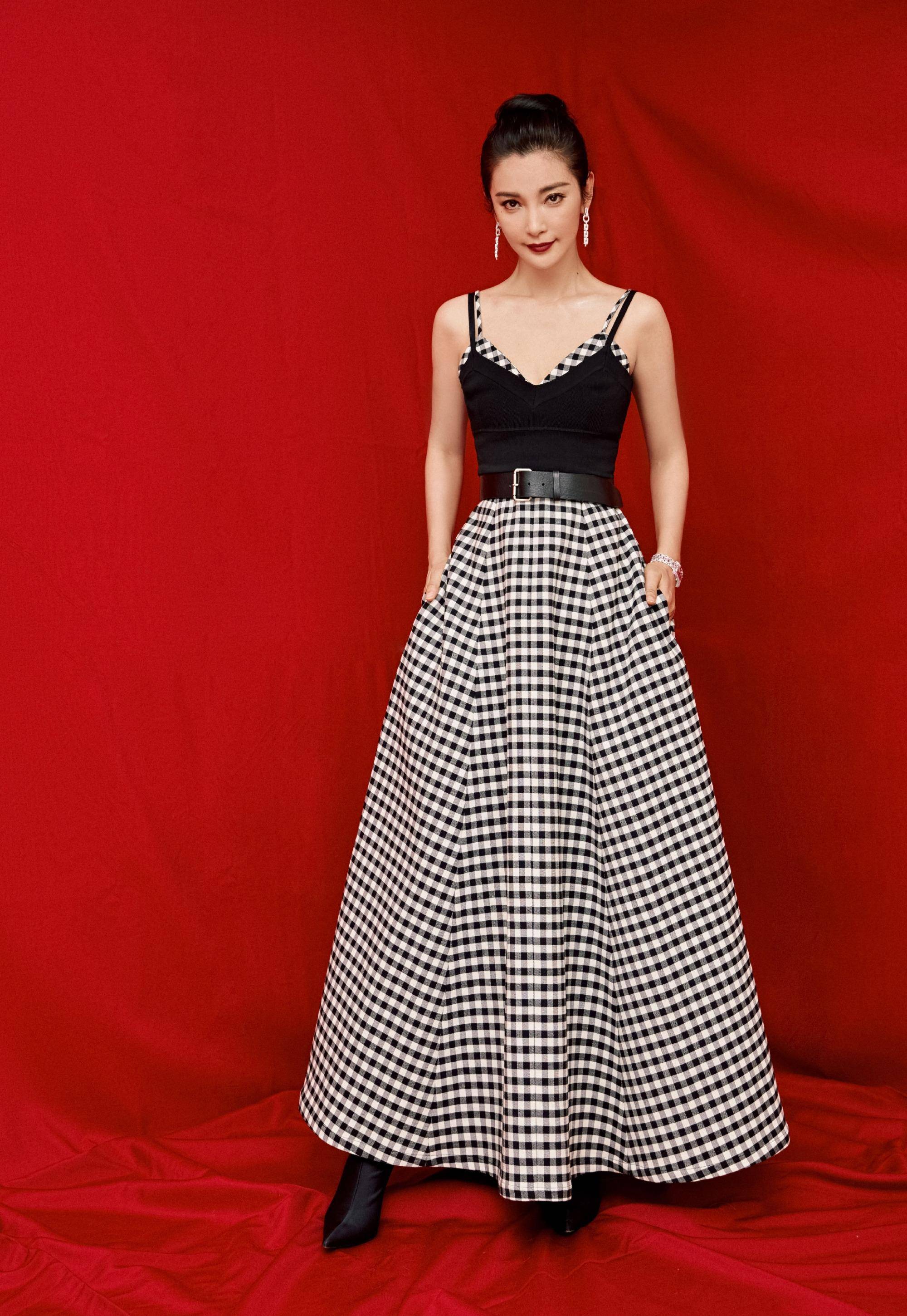 李冰冰登时尚杂志抹身材上衣穿出时尚身材47岁状态可真好