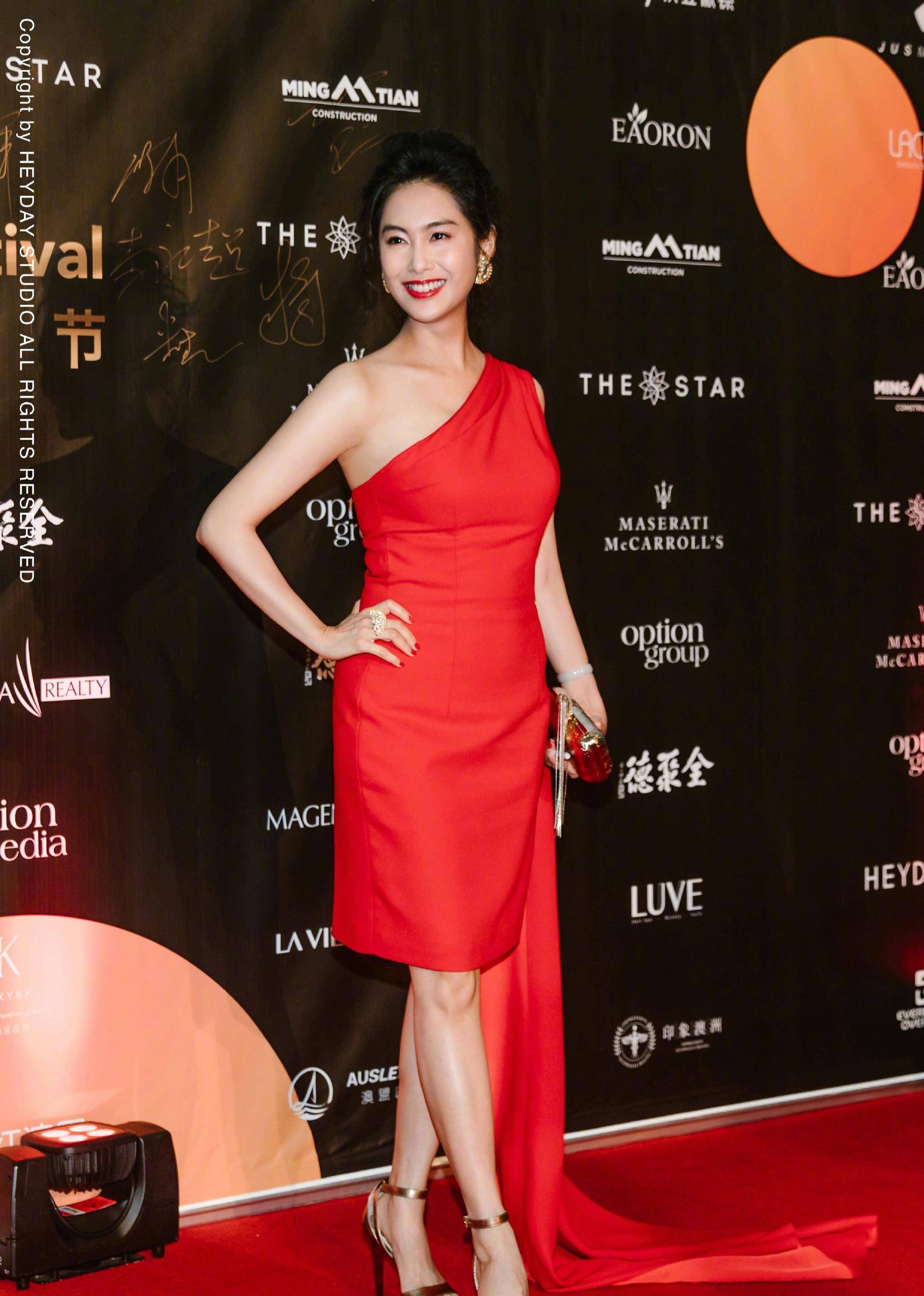 都48岁的朱茵还能二次时尚?穿条抹身材裙勒出不真实的"凸"感,佩服