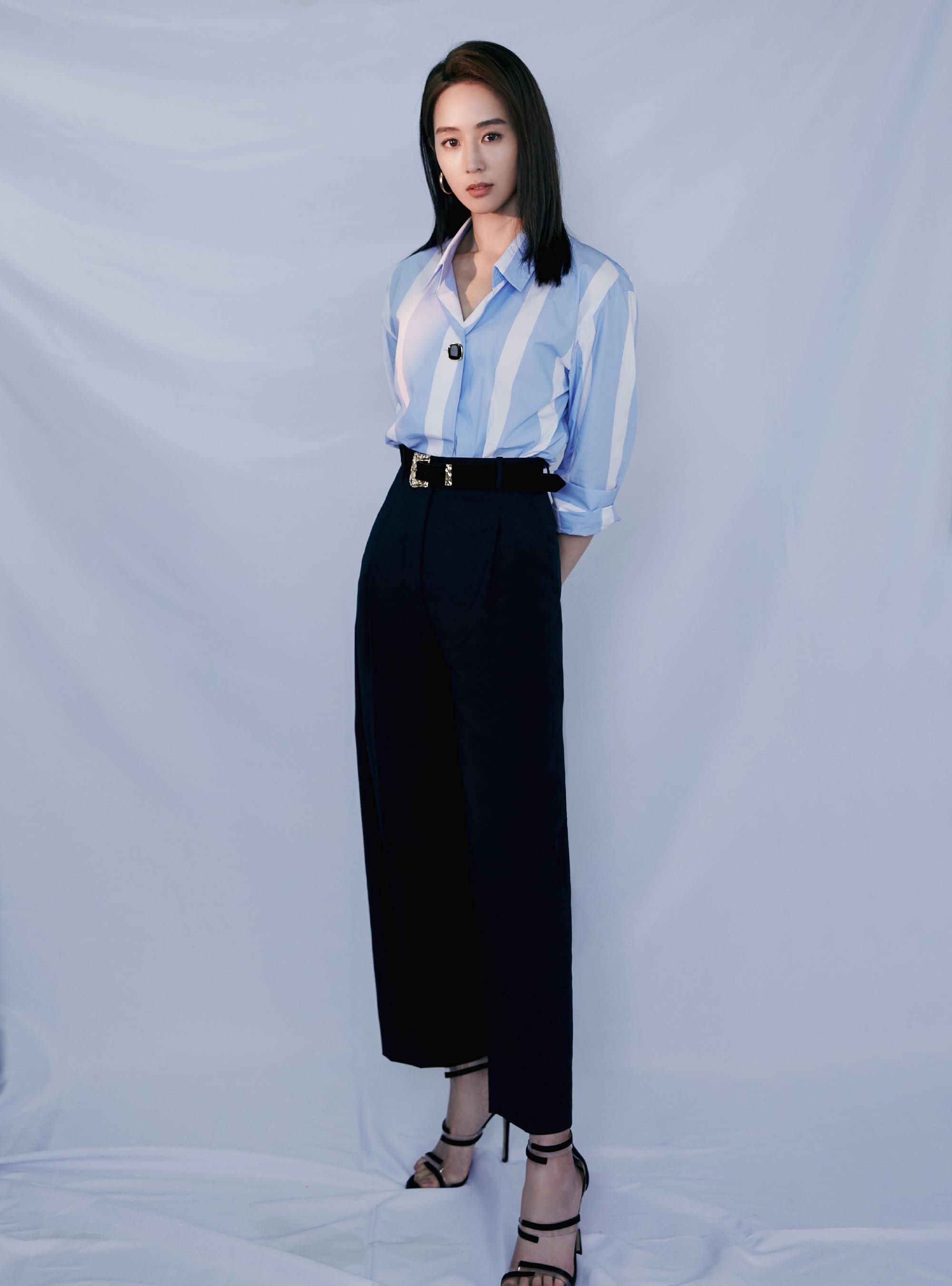 原创张钧甯真招摇硬塞小号深v裙勒出蜜桃身材怕展露还拿东西挡