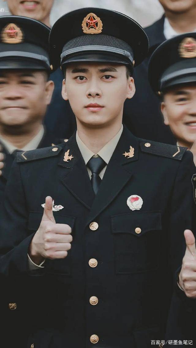 李易峰0504生日快乐,33岁活成了18岁的样子!_军装_贝德玛_号手