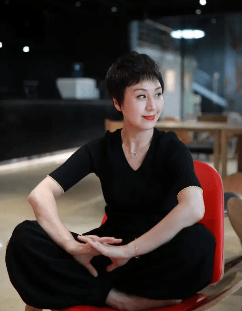 "李诚儒前妻"史依弘:嫁大18岁前夫,离婚15年,两人处成了兄妹