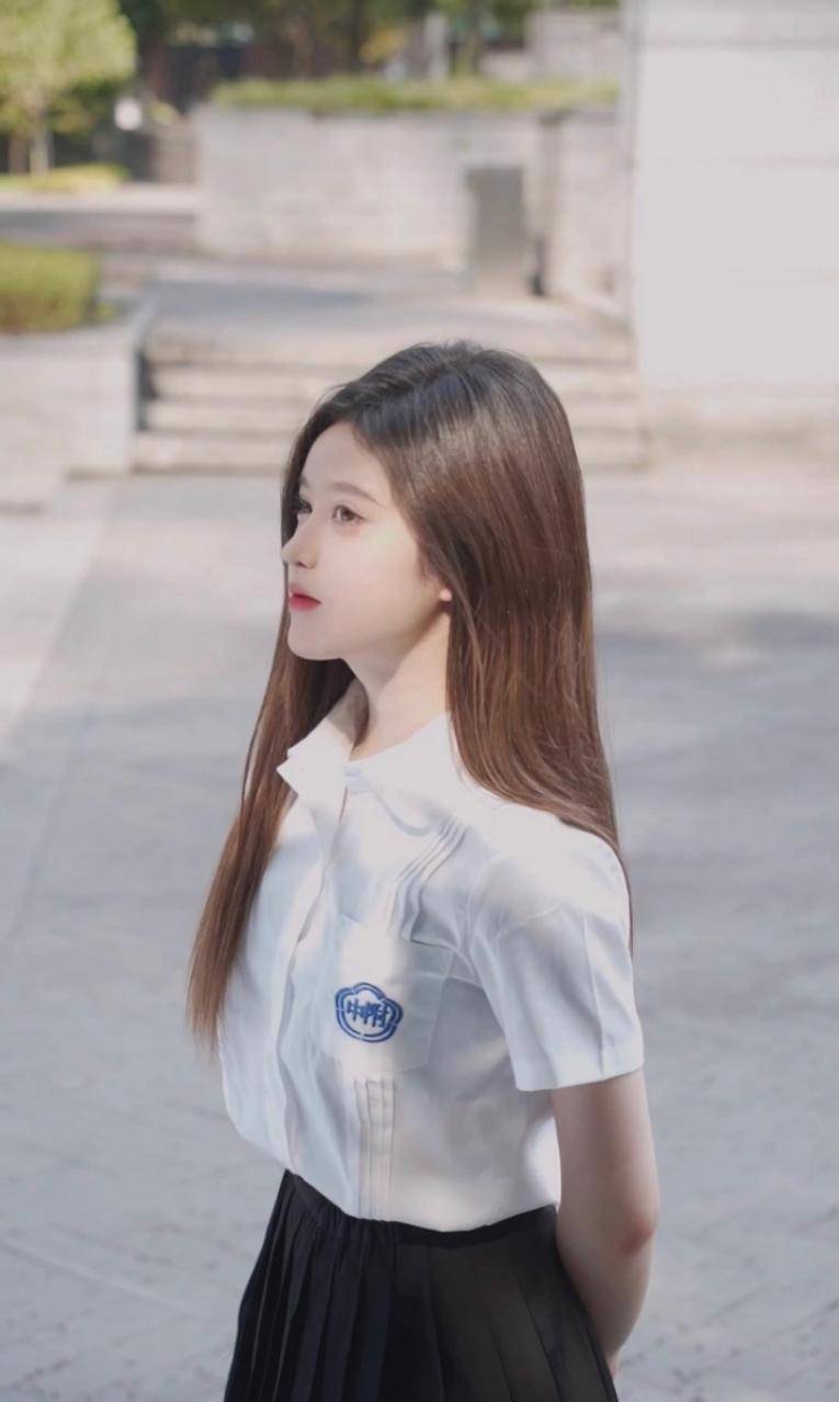 原创邓歆玥的这组照片好眼熟白衬衫黑短裙气质看着好清纯啊