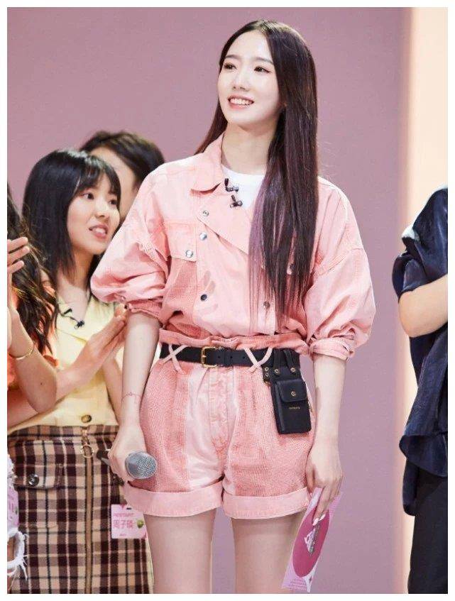 正因为天使吻了孟美岐的腿,所以她才用"彩带鞋"显腿长,聪明!