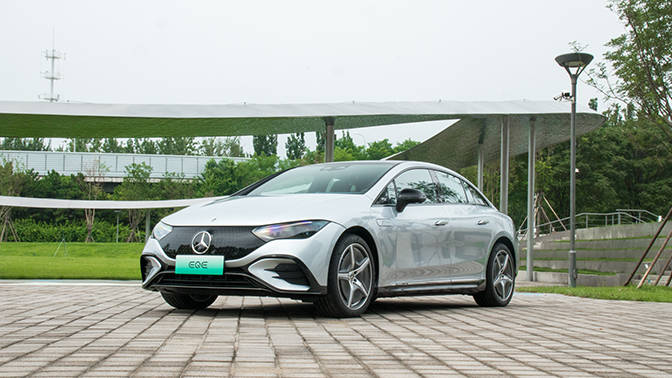 首款国产eq进军中大型豪华纯电市场奔驰eqe67纯电动轿车开启预售