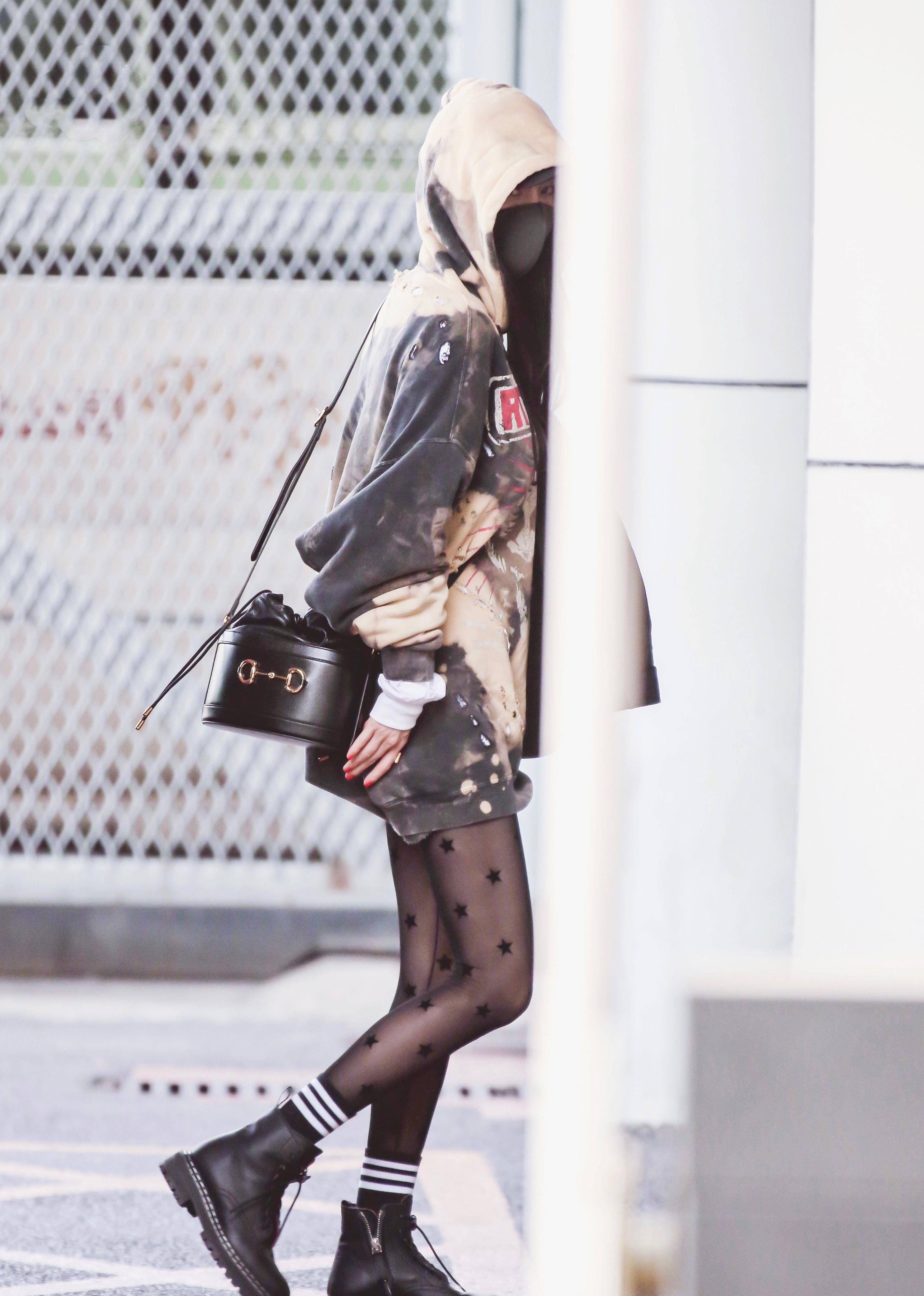 原创杨幂终于不露腿连帽卫衣丝袜配马丁靴网友这大长腿太诱惑