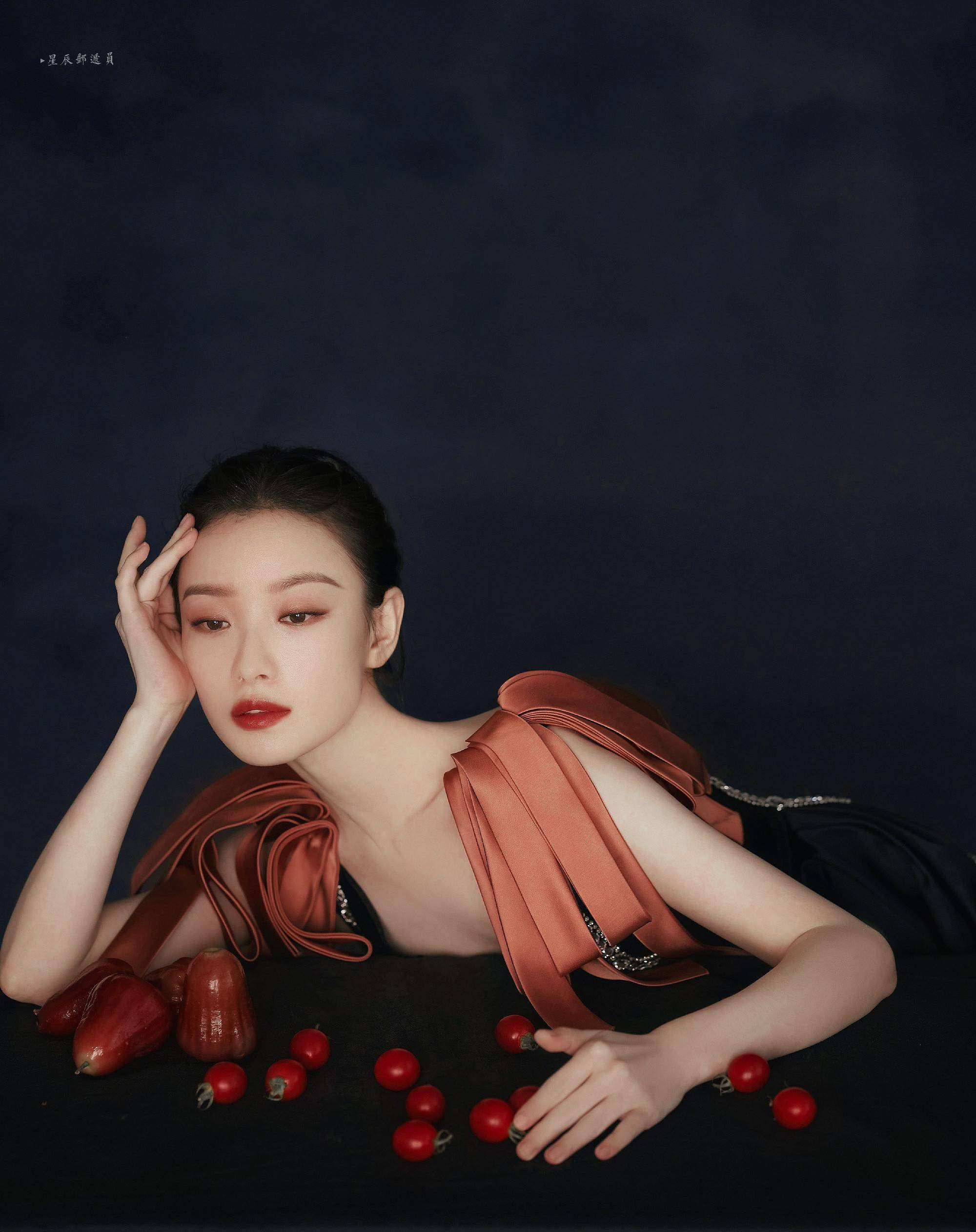 惊艳了倪妮出席时尚芭莎年度派对绝佳气质绝美无比