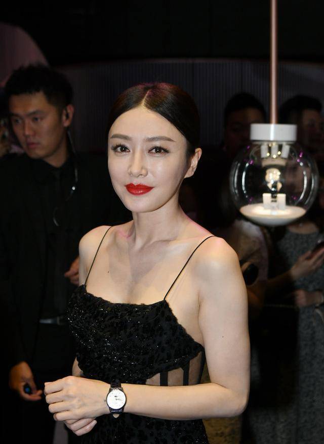 秦岚气质真优雅穿吊带露脐装还很高级无修图照片更真实