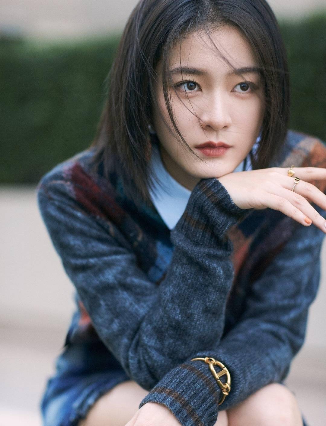 层次感丰富的发尾设计和学生妹发型拉开距离,这样的张雪迎看上去又纯