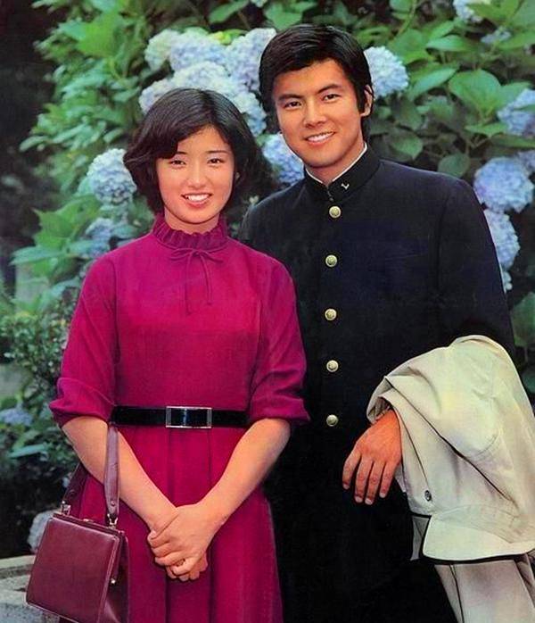 原创魅力女星山口百惠为爱情出道八年便隐退与宇津井健成忘年交