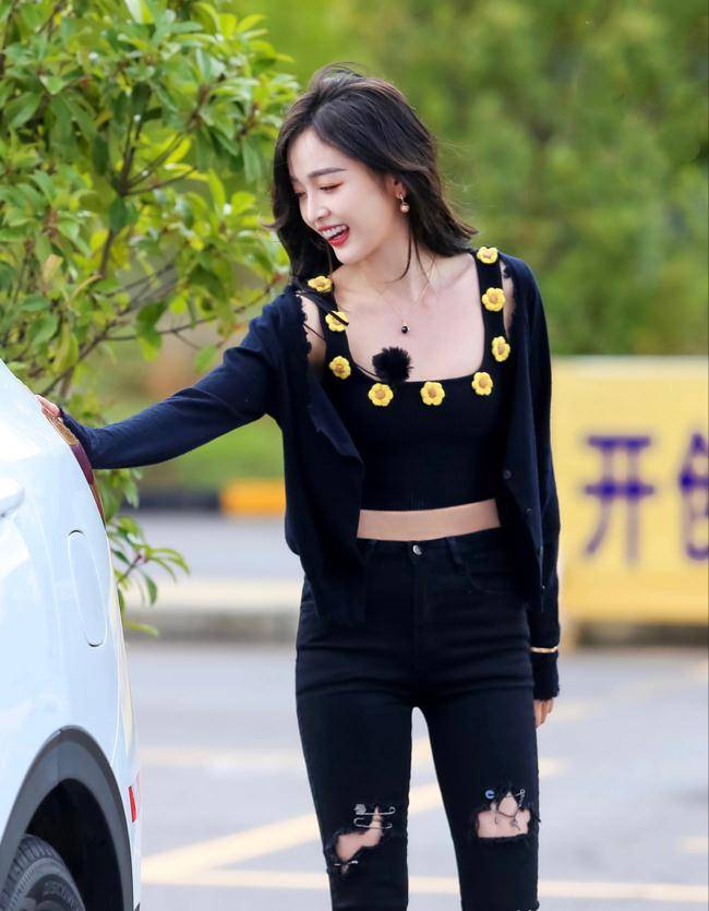 原创吴宣仪真是土到极致穿玫紫色挂脖裙身材再好没气质也白搭