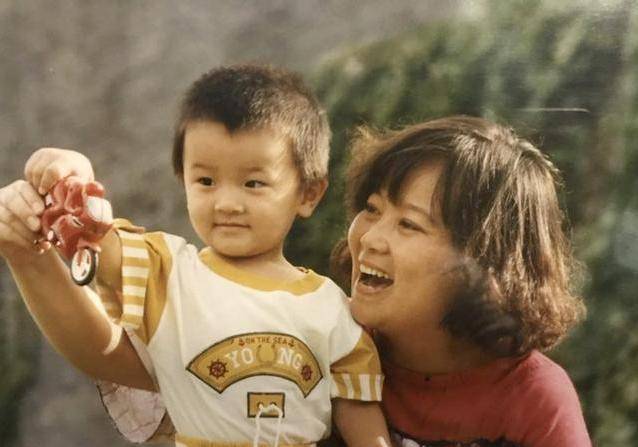方青卓自知理亏,对儿子和老公关心不够,她放下行李微微一笑叫到"沈