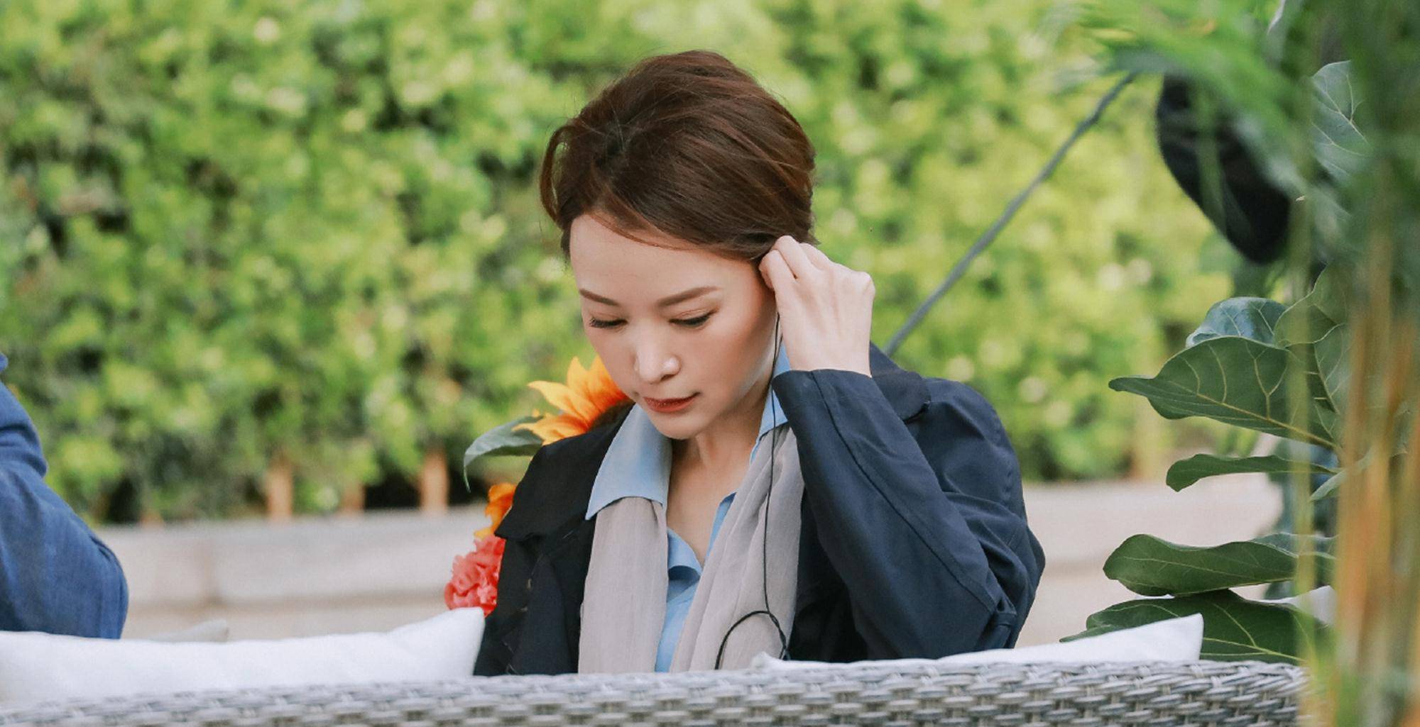 董卿罕见跳新疆舞,穿风衣配丝巾优雅知性,盘发造型气质好高贵_整体