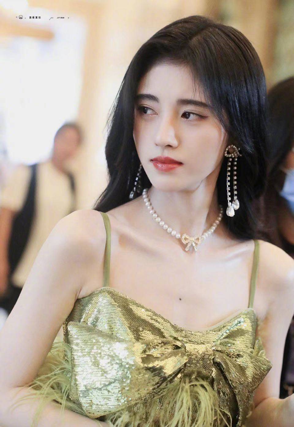 鞠婧祎创4路透从头发到背影的精致靓丽经过的地方都带着香气