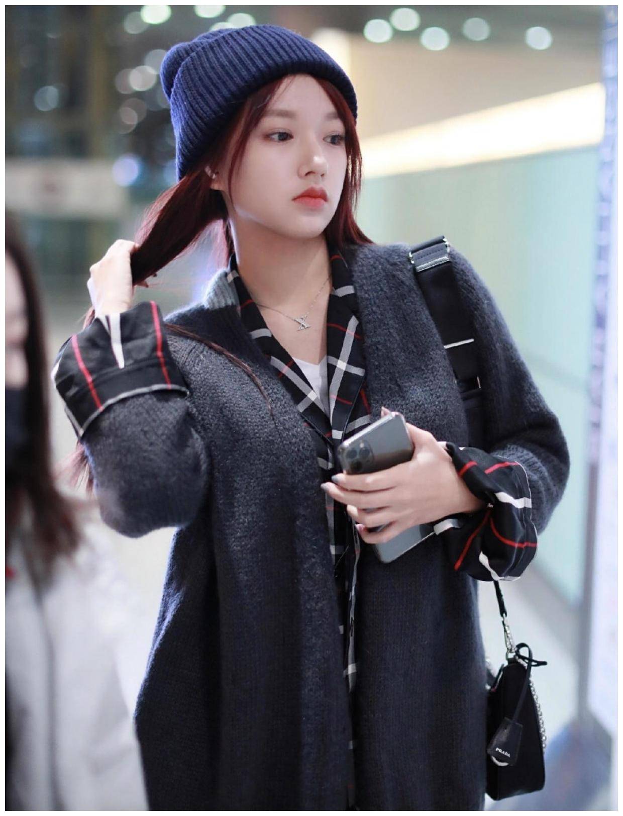 程潇真会穿搭,一件针织毛衣外套内搭格子衬衫走机场,穿出高级感_女性