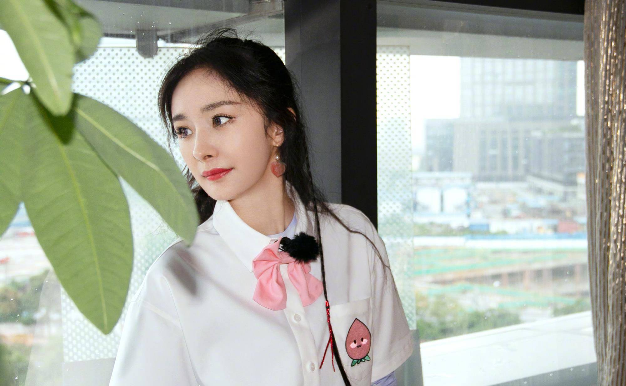 原创杨幂撒娇起来真辣眼一袭粉美学生装比少女还美扎半马尾超甜