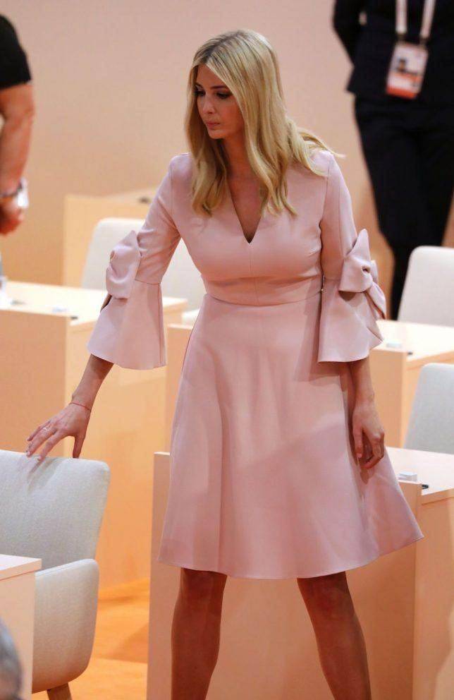 原创伊万卡气质开挂身穿一袭绿色连衣裙惊艳亮相干练又洋气