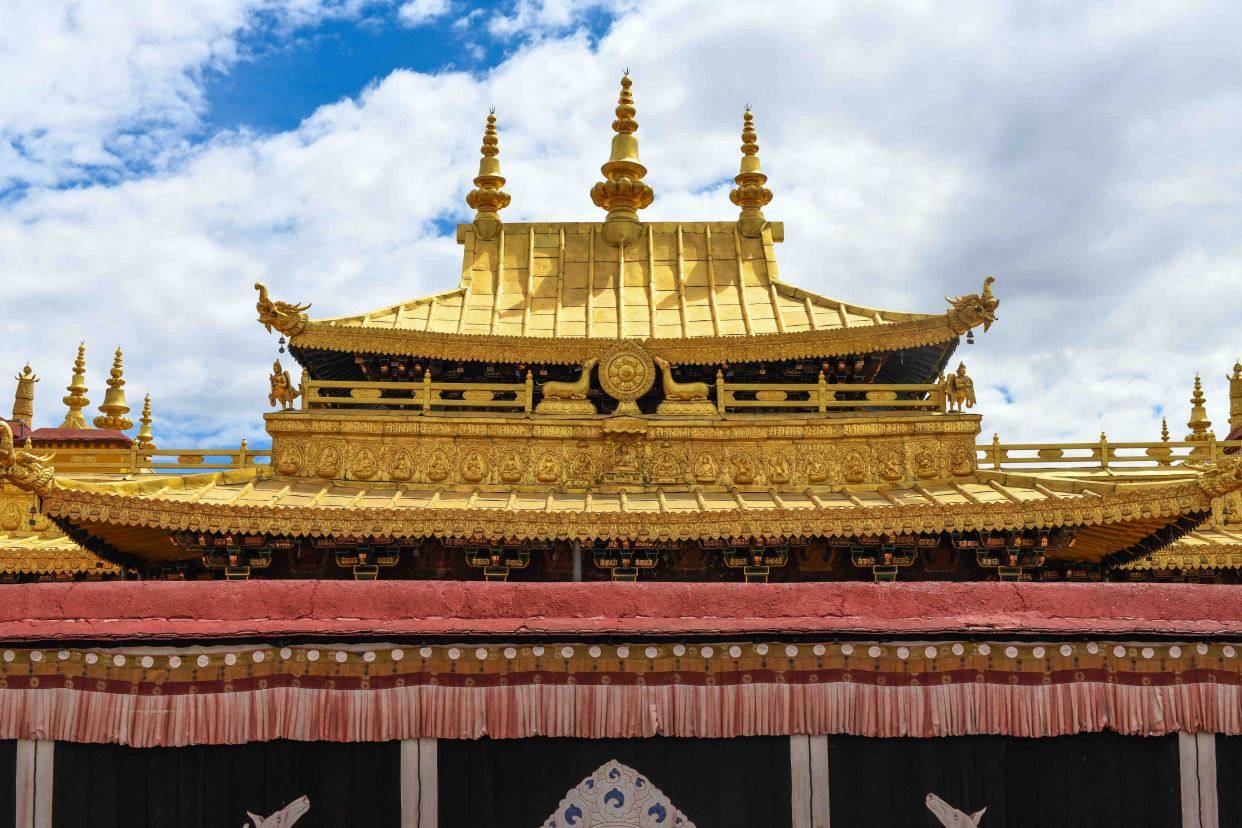 这个夏天一定要来一场奔赴西藏的旅行！快去大昭寺拍藏服照吧！