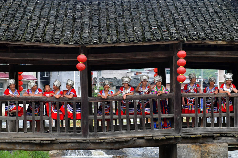 湖南千年苗族古村落，有100多座宗族祠堂，溪水自北向南穿村而过