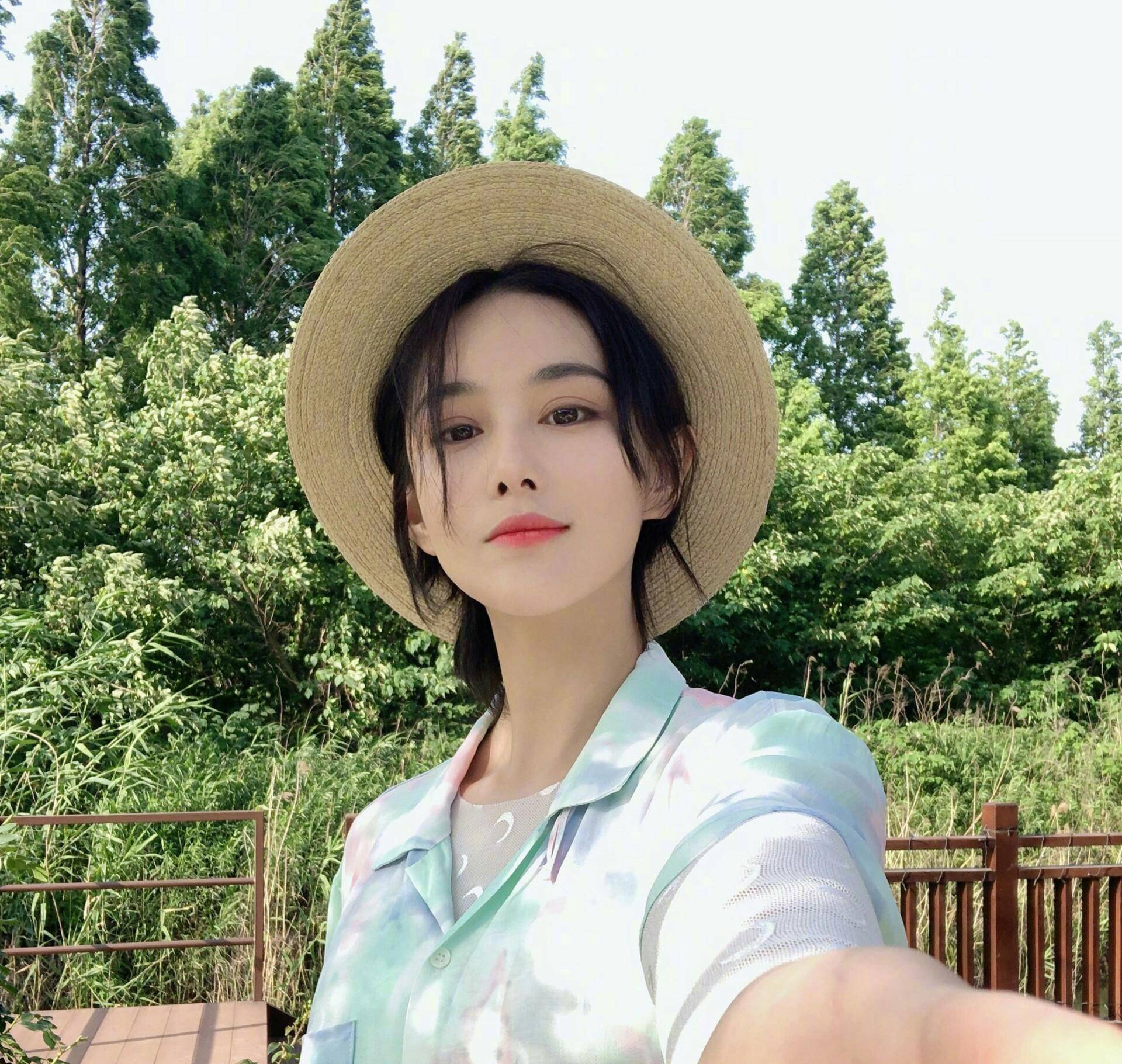原创短发女生怎么穿才好看张馨予简约穿搭值得借鉴轻松穿出时尚感