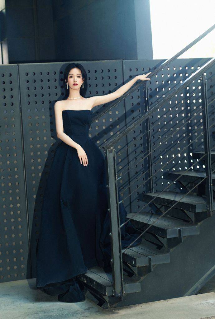 陈都灵穿黑色抹胸礼服青春靓丽简约优雅_电影节_内地_求婚大作战