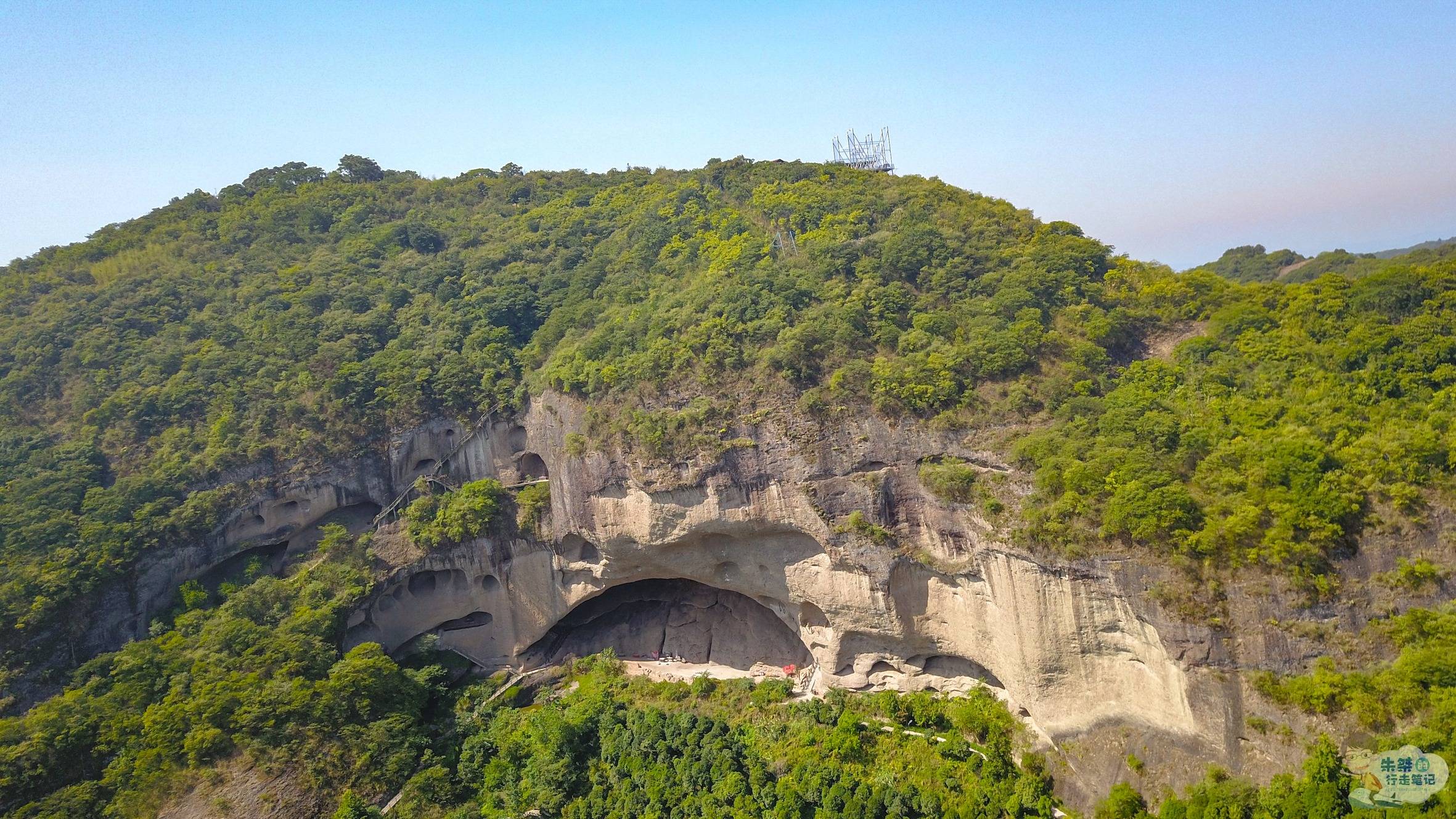安徽著名石窟奇观，距今一亿六千万年，堪称“挂在悬崖上的地质史书”