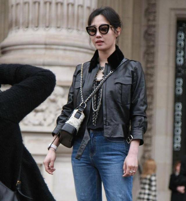 原创白百何到国外真会穿皮衣配9分牛仔裤时髦洋气气质太养眼