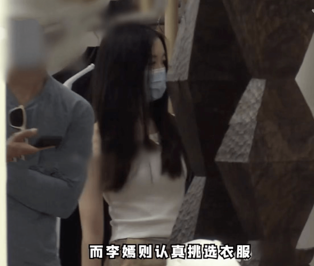海哈金喜带娃陪继女买衣服,为李嫣挑选如生母