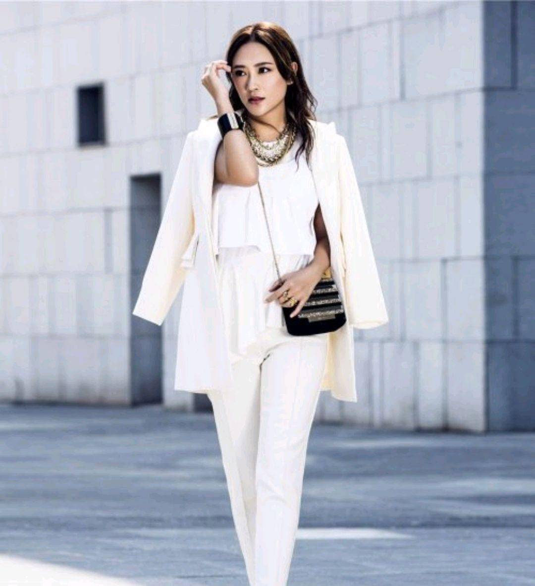 原创应采儿的衣品太好穿白色连衣配高跟鞋这气场一点都不输给超模