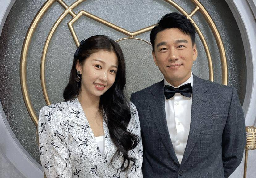 虞书欣祝王耀庆生日快乐,晒趣图逗笑大家,我却只注意到她的文案_关系