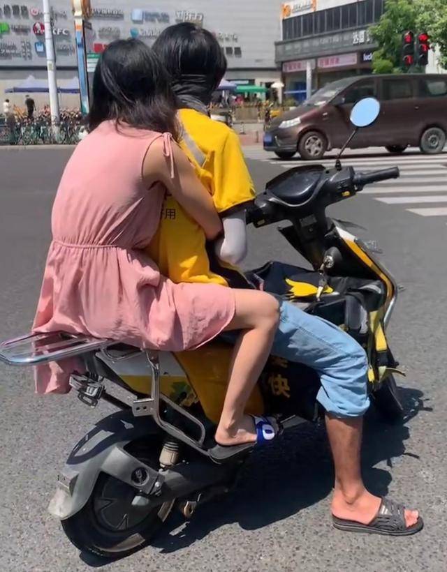 原创四十几度高温福建外卖小哥和女友一起送外卖网友这是真爱