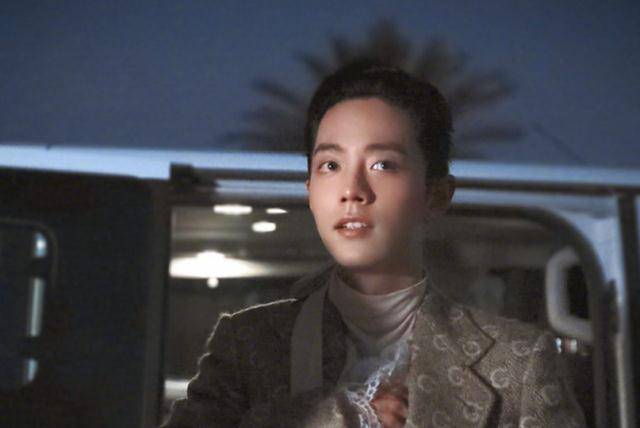 明星错位图李易峰穿短裙何炅踩高跟鞋看到肖战笑疯了