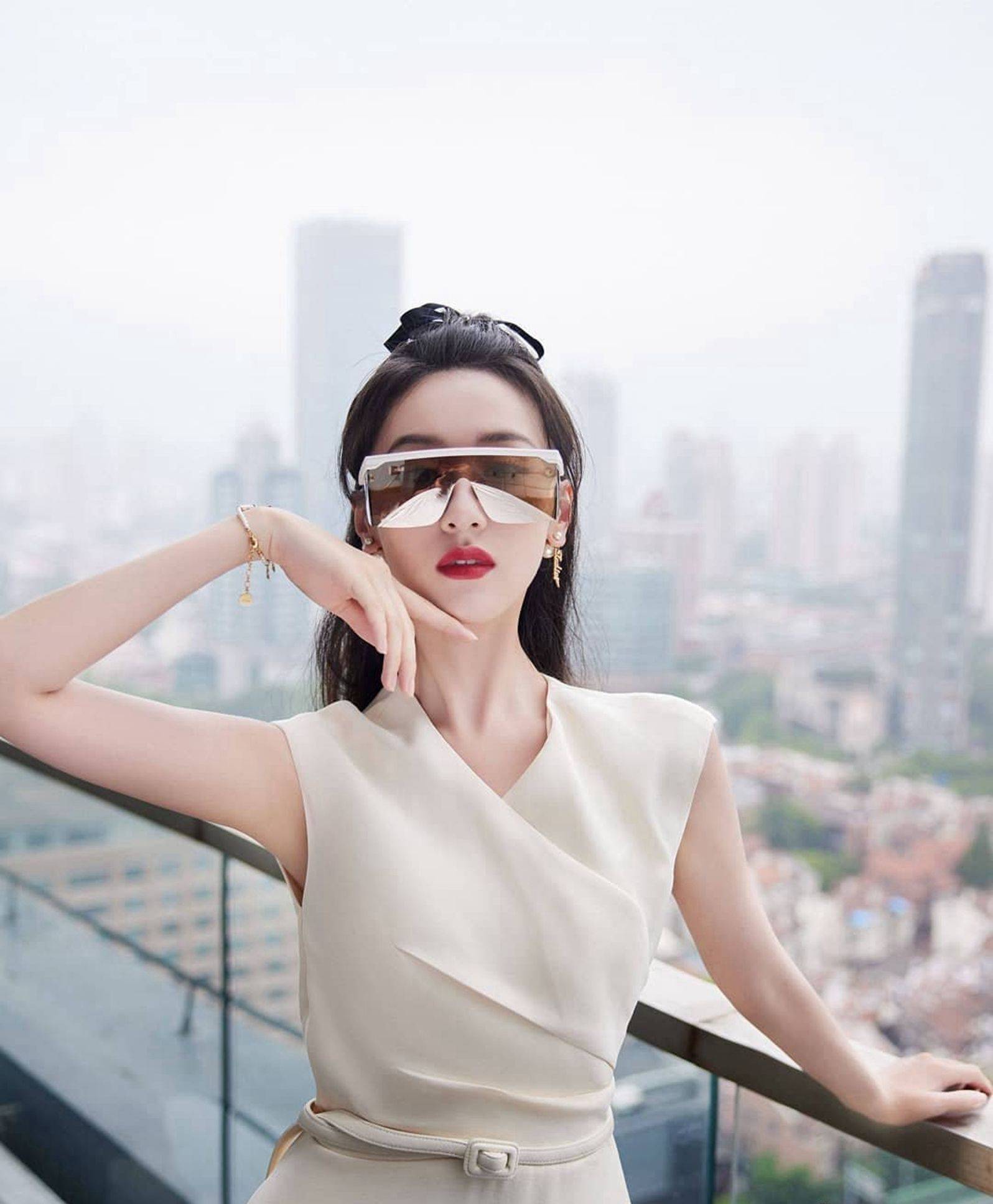 袁冰妍白色v领礼服红唇性感写真_袁冰妍_礼服_红唇