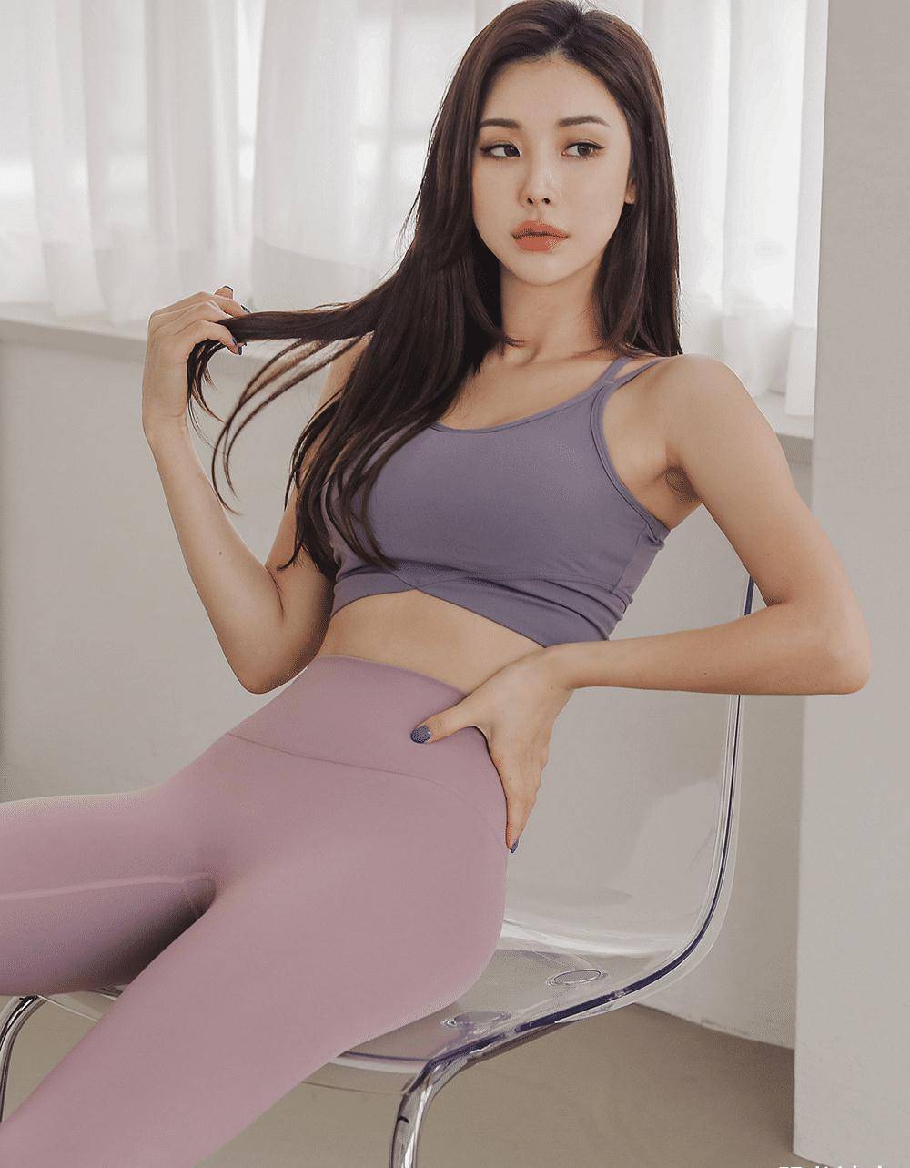 原创穿瑜伽裤的模特不论是曼妙曲线还是迷人气质都美得让人心动