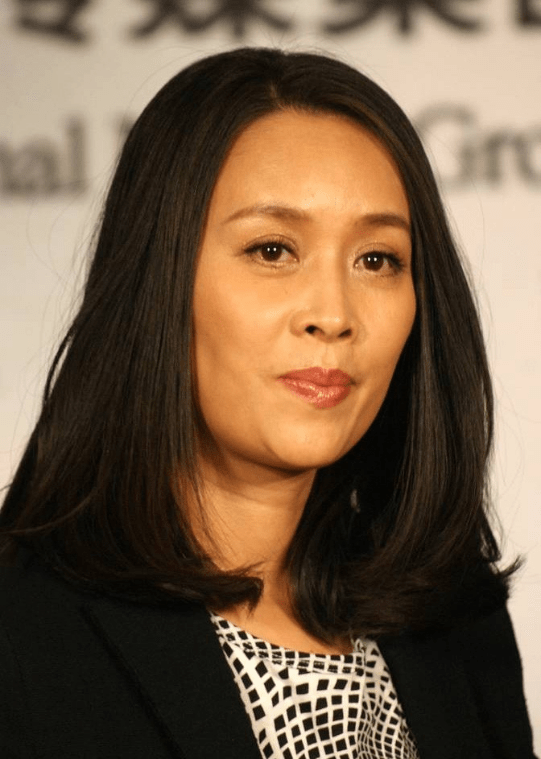那英顶着烈日卖西瓜,头戴草帽似农村妇女