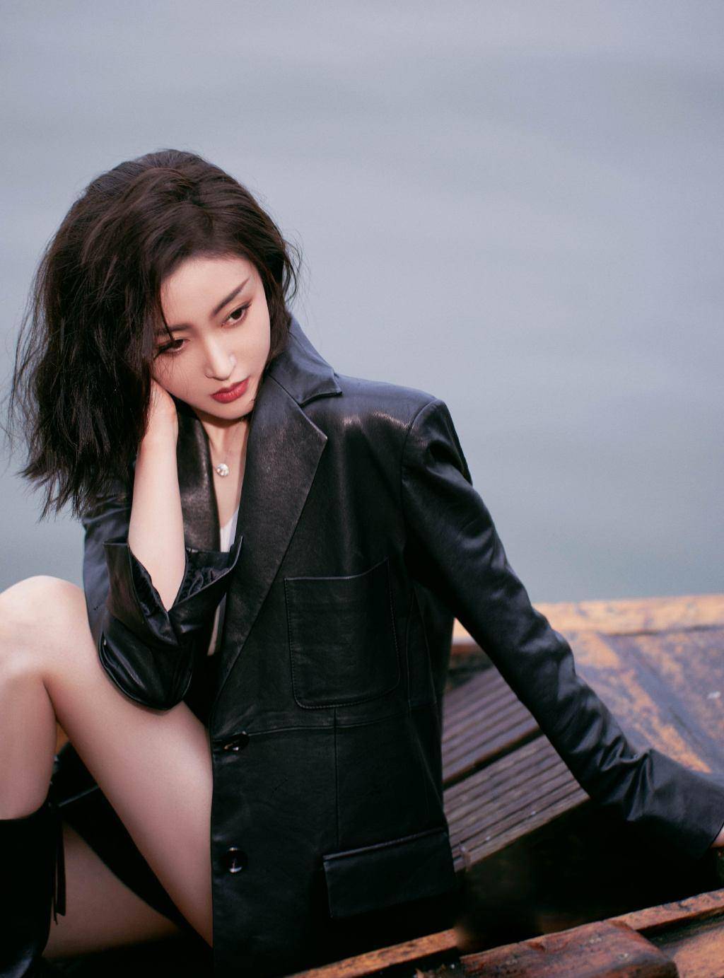 张天爱美出了新高度,穿皮衣配短裤高级洋气,气质一点儿不输超模_黑色