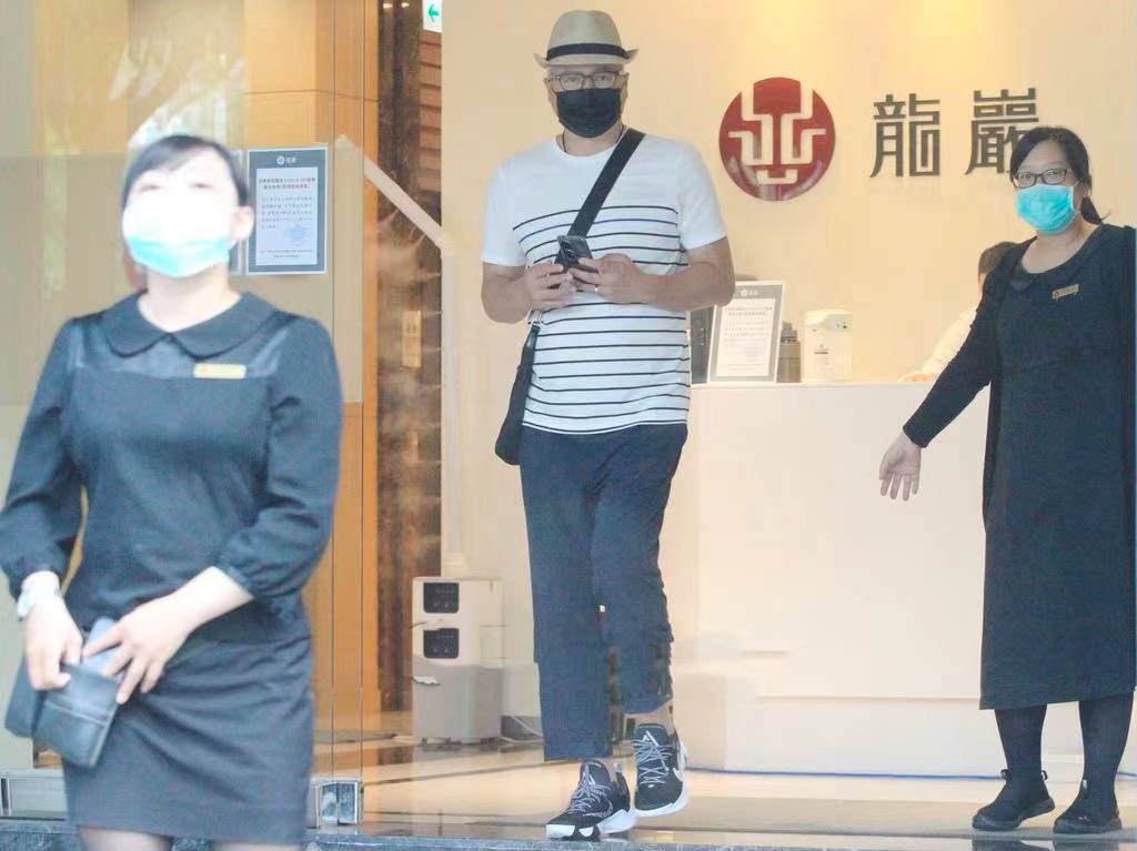 张庭一家四口返台探亲,带女儿刷黑卡买平价衣