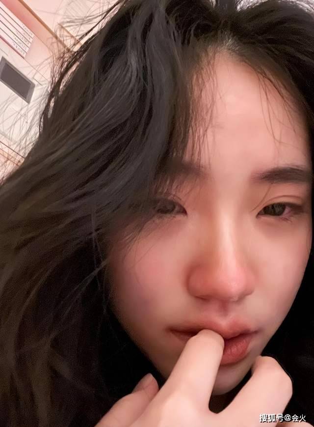 小S二女儿近照曝光!穿吊带烫大波浪不似15岁