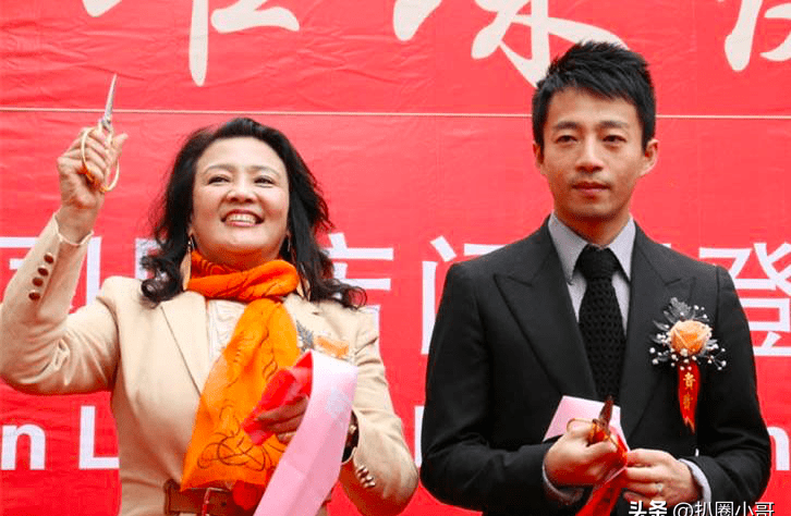 原创汪小菲朋友圈官宣恋情！晒游客照秀恩爱，与张颖颖穿情侣鞋手牵手