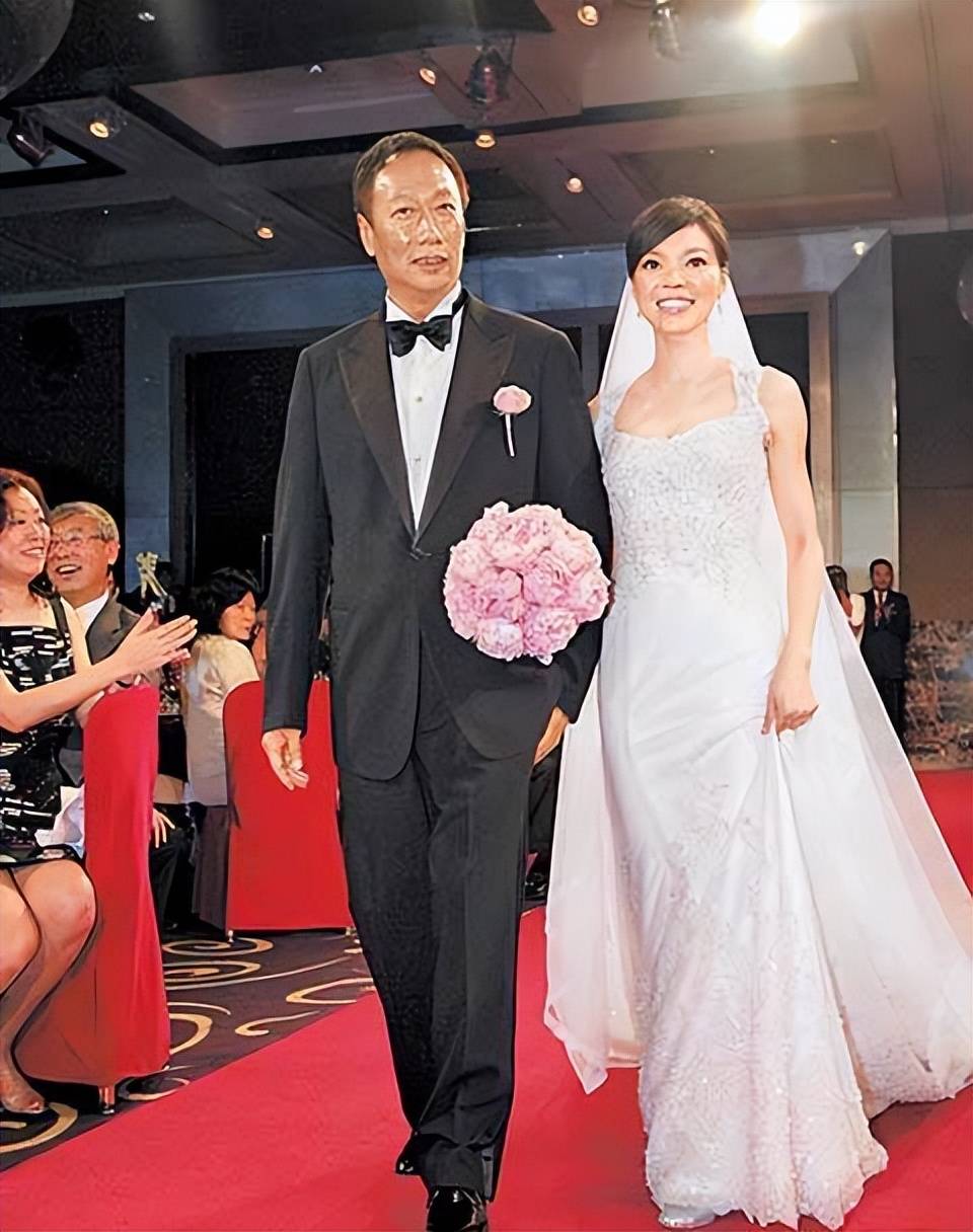 原创郭台铭二婚14周年他在送给亡妻的古堡跟小24岁妻子一起庆祝