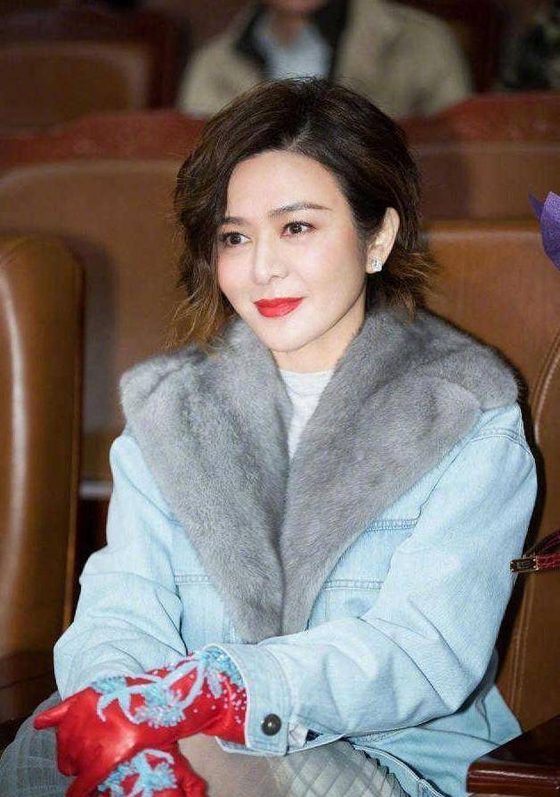 57岁关之琳美得真高调,皮草大衣配纱裙亮相,"上厚下薄"好时髦_时尚