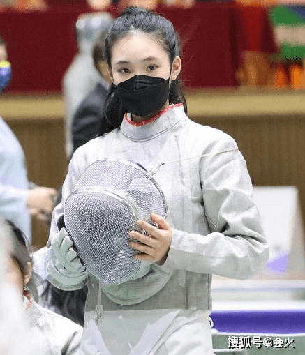 小S二女儿近照曝光!穿吊带烫大波浪不似15岁