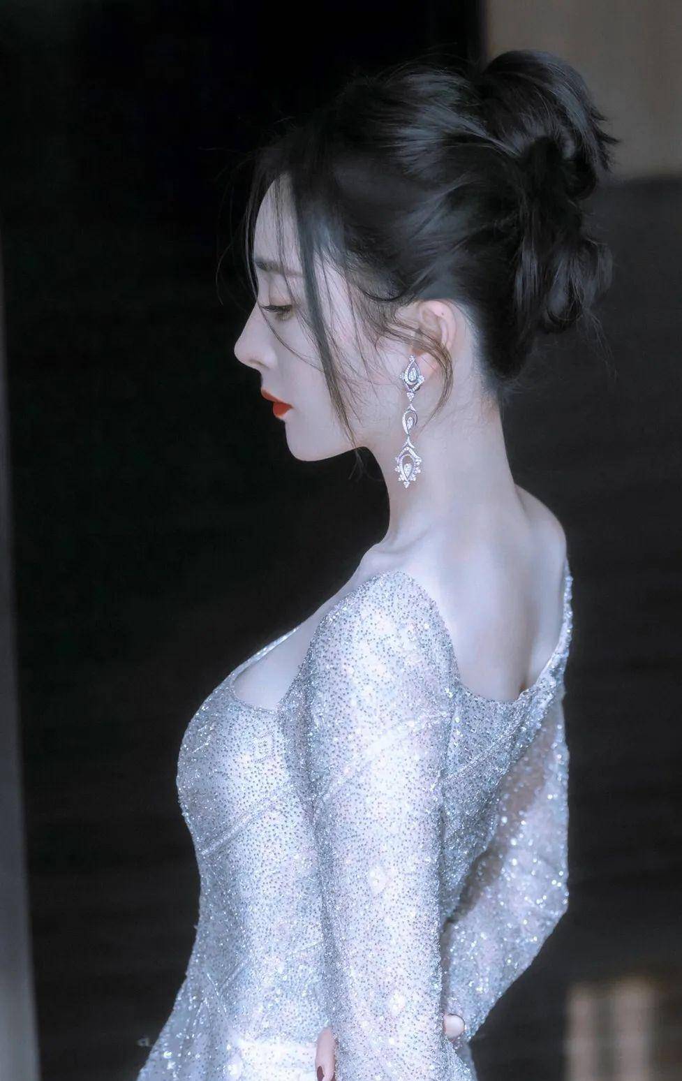 能很快的判断自己有没有脖子前倾:放松站立,让你的朋友给你拍张侧面照