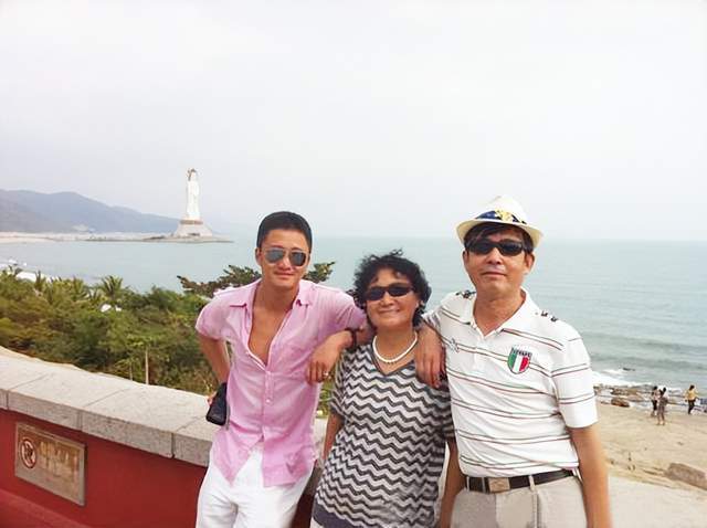 吴京与父母病痛折磨下,吴金泉变得脾气急躁,经常冲老伴发火或生闷气.