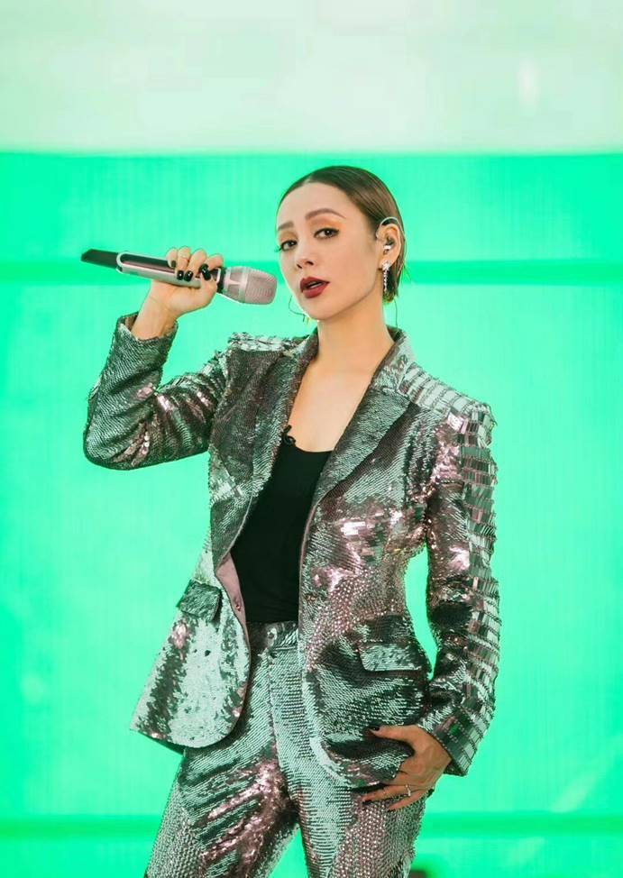 宁静的"中毒装"火了,妆容霸气金发抢眼,镜头扫到下方:好突兀_西装_的