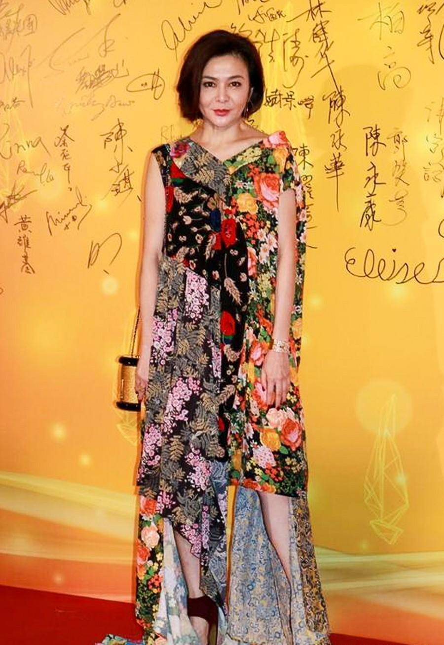 这组线下活动照片中,关之琳身穿一袭黑色大红碎花裙,整件连衣裙属于