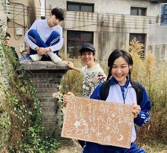 单眼皮塌鼻梁大嘴她全占,乱撩男星却无人喷_金靖_郭俊辰_舞台