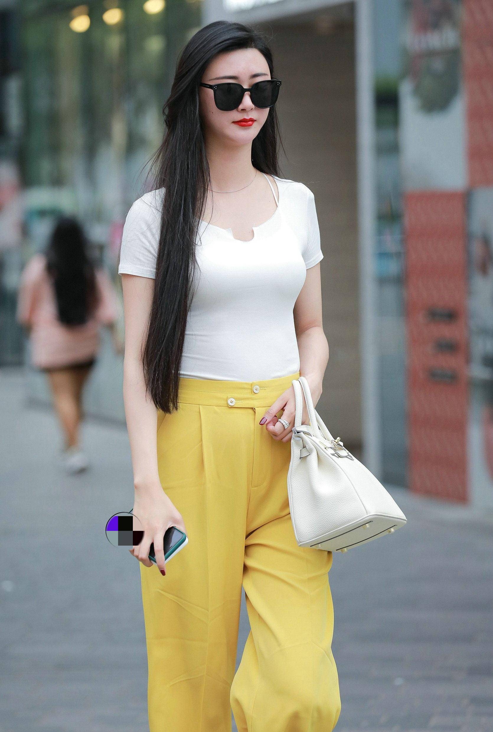 时尚街拍:皮肤较白的女生穿鹅黄色,还能体现女生甜美的气质_美女_风格