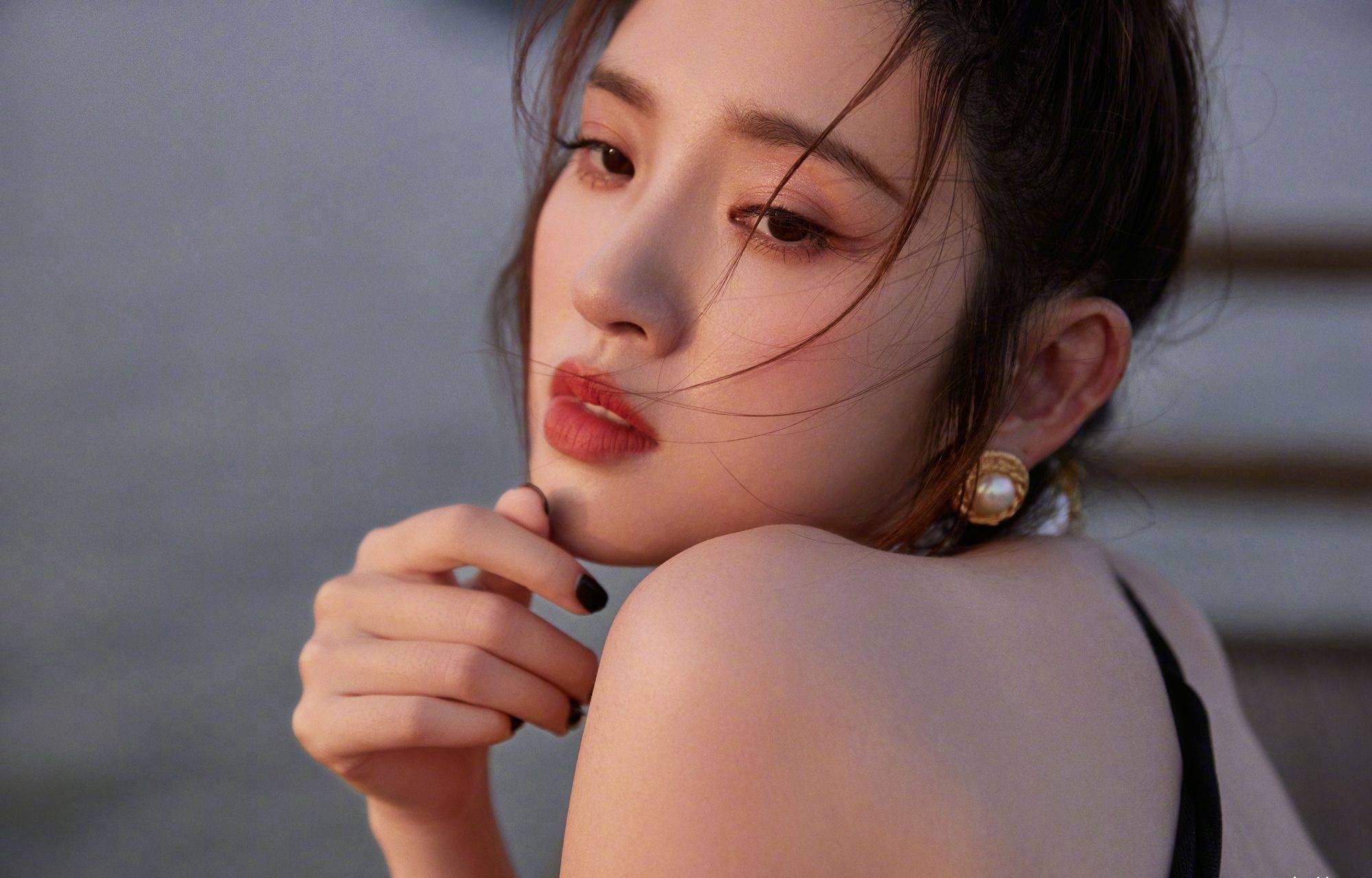 唐艺昕黑色吊带连衣裙性感写真_吊带_连衣裙_写真