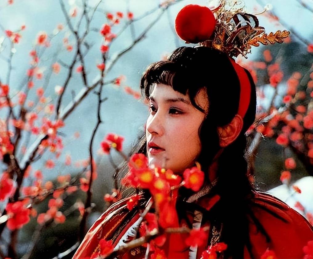 汗巾是传情物件,红楼梦中宝玉与袭人夜里换汗巾,背后有何深意?